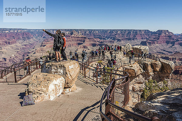 Blick auf den Grand Canyon vom South Rim Trail in der Nähe von Mather Point; Arizona  Vereinigte Staaten von Amerika