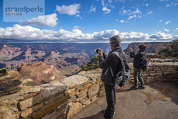 Touristen fotografieren die Aussicht auf den Grand Canyon vom Rim Trail in der Nähe des Village  Grand Canyon National Park; Arizona  Vereinigte Staaten von Amerika