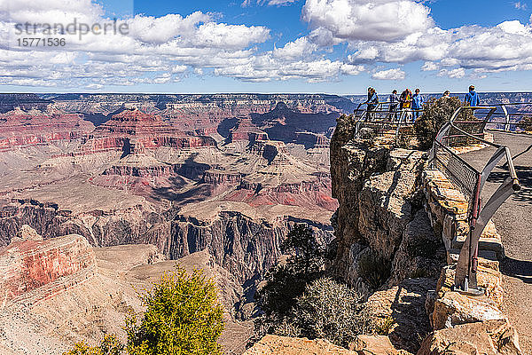 Touristen genießen den Blick auf den Grand Canyon vom Maricopa Point  South Rim; Arizona  Vereinigte Staaten von Amerika