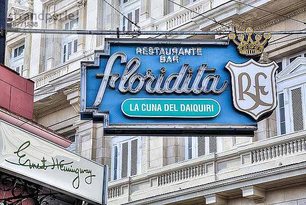 Schild  El Floridita Bar und Restaurant  Hemingways Lieblingsrestaurant  Altstadt  UNESCO-Weltkulturerbe; Havanna  Kuba