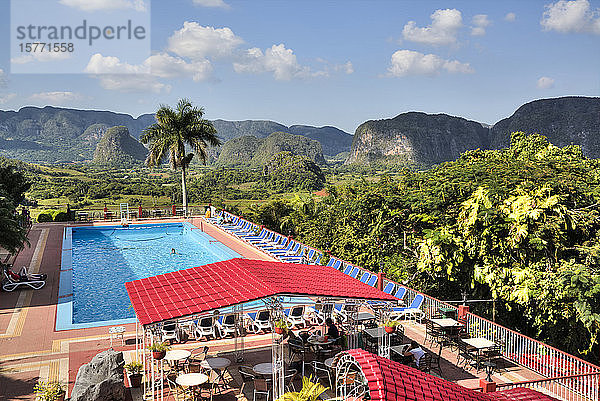 Hotelschwimmbad mit Blick auf das Vinales-Tal; Kuba