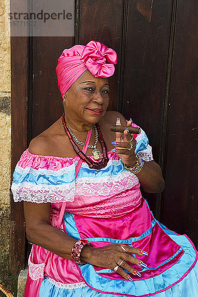 Kubanische Frau mit Zigarre  Altstadt; Havanna  Kuba