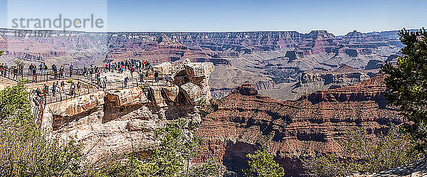 Blick auf den Grand Canyon vom South Rim Trail in der Nähe von Mather Point; Arizona  Vereinigte Staaten von Amerika