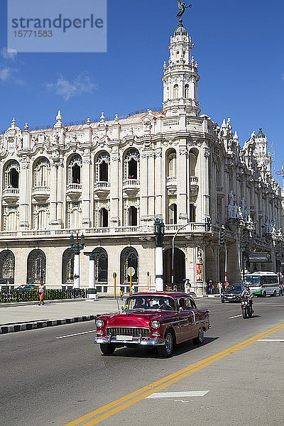 Großes Theater von Havanna mit altem Oldtimer auf der Straße  Altstadt; Havanna  Kuba