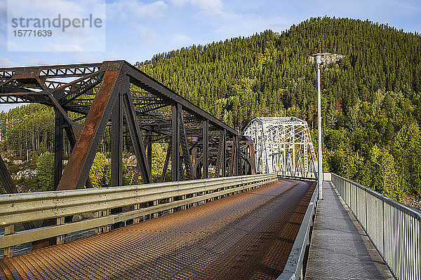 Alte und neue Skeena-Brücke über den Skeena River; Terrace  British Columbia  Kanada