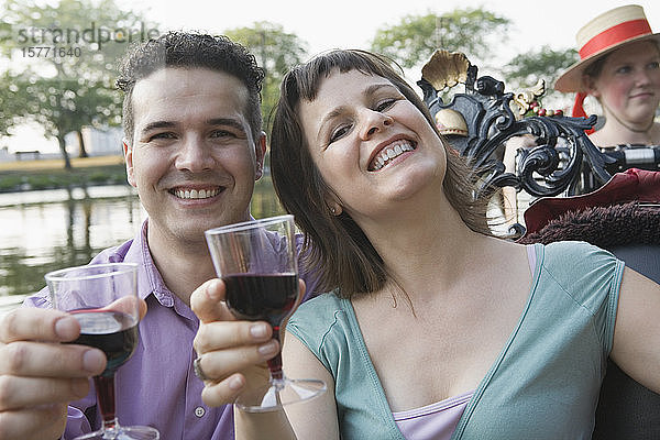 Porträt eines mittelalten Paares mit Weingläsern