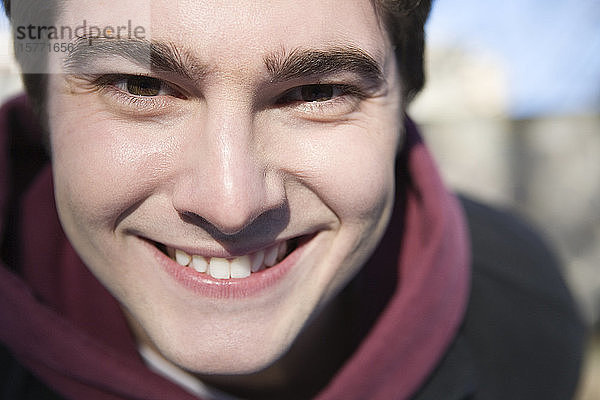 Porträt eines lächelnden jungen Mannes.