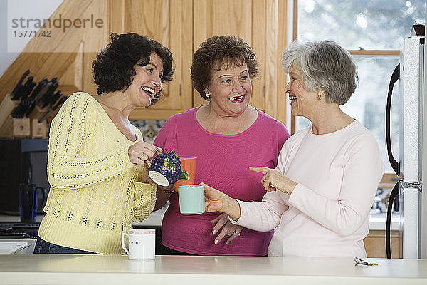 Frauen unterhalten sich bei einer Teeparty.