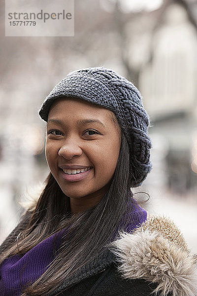 Porträt einer jungen Frau mit einer Stadtszene im Hintergrund; Boston  Massachusetts  Vereinigte Staaten von Amerika