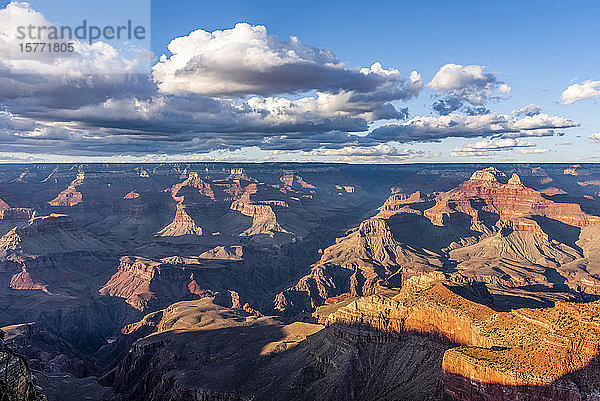 Spätnachmittagsansichten des Grand Canyon vom South Rim Trail in der Nähe des Mather Point  Grand Canyon Village; Arizona  Vereinigte Staaten von Amerika