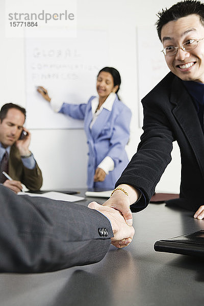 Blick auf Geschäftsleute beim Händeschütteln in einem Büro.