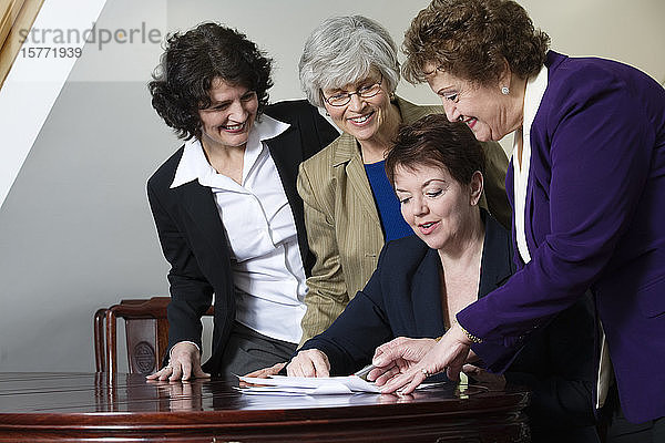 Blick auf diskutierende Geschäftsfrauen.