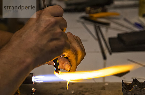 Glasbläser bei der Arbeit in einer Werkstatt; Venedig  Italien