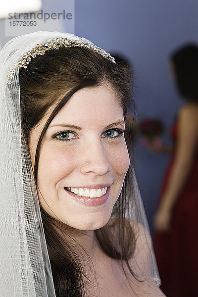 Blick auf eine lächelnde junge Braut.