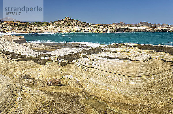 Erodierte Felsformationen entlang der Küste und türkisfarbenes Meerwasser an der Küste einer griechischen Insel; Milos  Griechenland