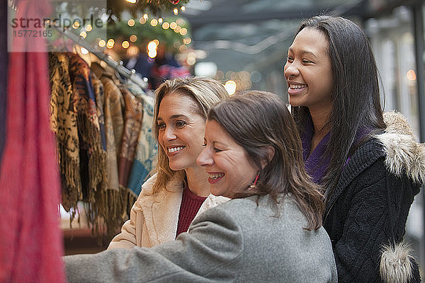 Drei Frauen beim gemeinsamen Einkaufen