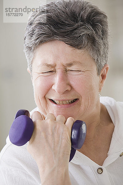 Nahaufnahme einer älteren Frau  die mit Handgewichten trainiert