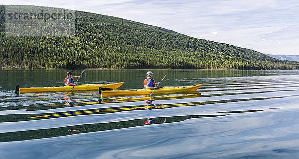 Bruder und Schwester beim Kajakfahren auf dem White Lake  White Lake Provincial Park; British Columbia  Kanada