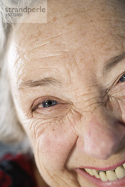 Porträt einer fröhlichen älteren Frau.