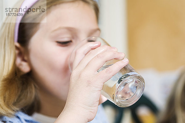 Blick auf ein Mädchen  das Wasser trinkt.