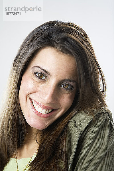 Porträt einer lächelnden jungen Frau.