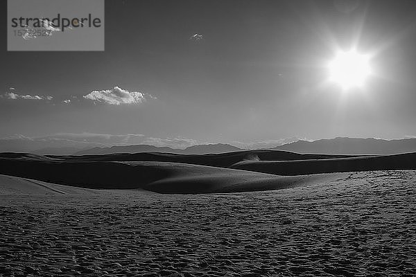 Sonne über den Gipsdünen des White Sands National Monument; Alamogordo  New Mexico  Vereinigte Staaten von Amerika