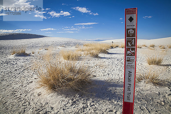 Beginn des Alkali Flat Trail  ein Wanderweg  White Sands National Monument; Alamogordo  New Mexico  Vereinigte Staaten von Amerika