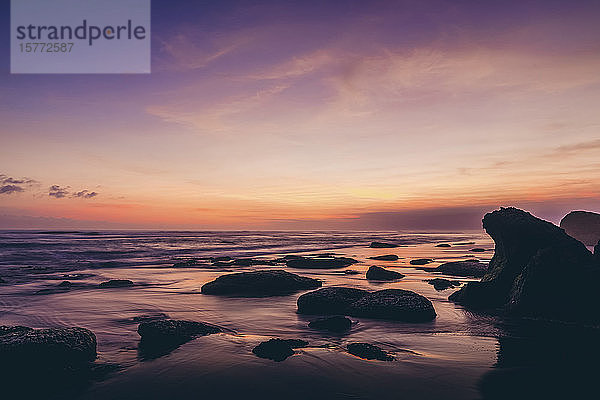 Sonnenuntergang am Parangendog Strand; Purwosari  Yogyakarta  Indonesien