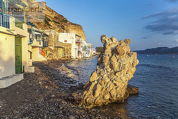 Felsformation und Häuser am Wasser an der Küste von Milos; Milos  Griechenland