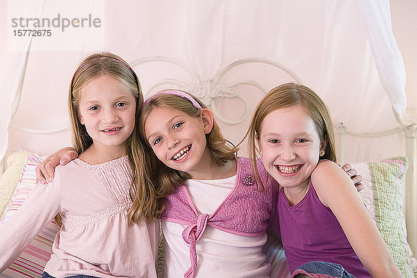 Porträt von drei lächelnden  süßen Mädchen.