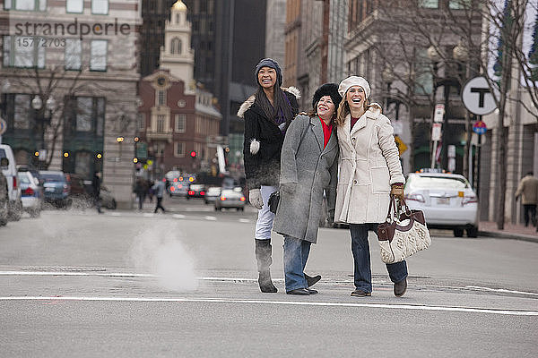 Drei Frauen stehen auf einer Straße in der Stadt; Boston  Massachusetts  Vereinigte Staaten von Amerika