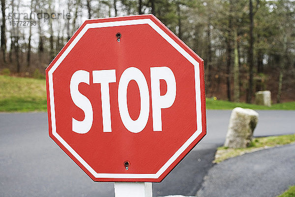 Auf der Straße aufgestelltes Stoppschild.