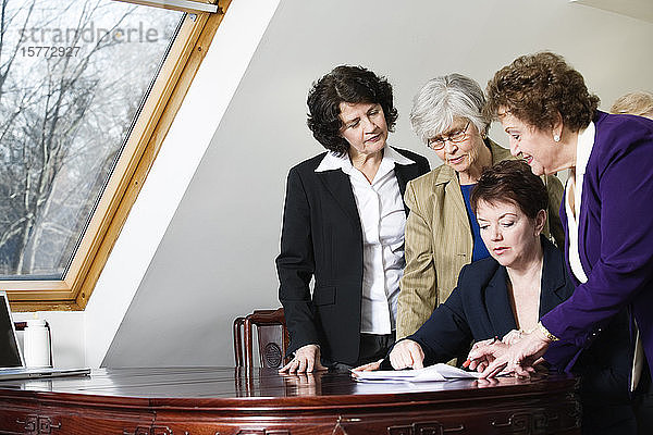 Blick auf diskutierende Geschäftsfrauen.