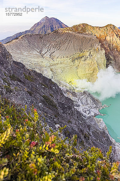 Sonnenaufgang am Krater des Vulkans Ijen; Ost-Java  Java  Indonesien