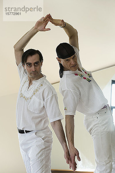 Zwei mittelgroße Männer tanzen Flamenco