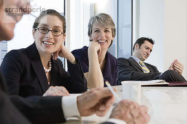 Blick auf lächelnde Geschäftsleute in einem Büro.