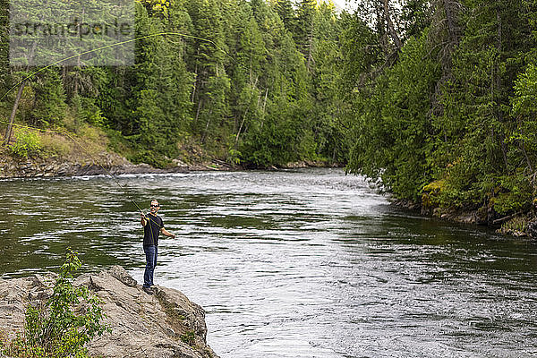 Ein Mann beim Fliegenfischen am Adams River  in der Nähe von Salmon Arm; British Columbia  Kanada