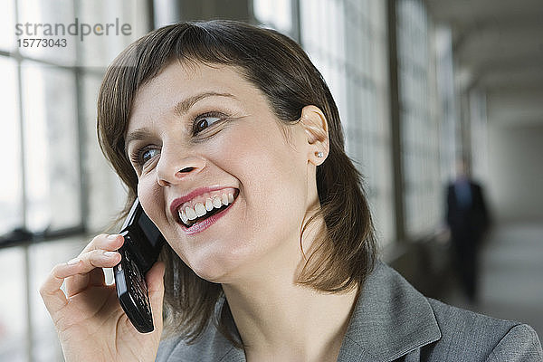 Nahaufnahme einer Geschäftsfrau  die mit einem Mobiltelefon spricht