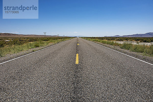 Ein einsamer Straßenabschnitt in der Nähe von Denio im Norden Nevadas am Highway 292; Denio  Nevada  Vereinigte Staaten von Amerika