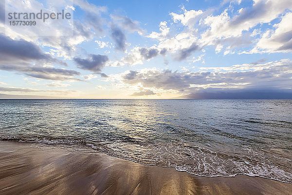 Friedlicher  entspannender Sonnenuntergang mit Meerblick; Kaanapali  Maui  Hawaii  Vereinigte Staaten von Amerika