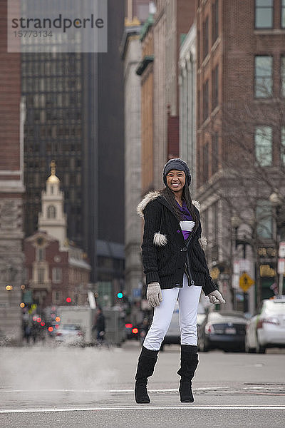 Porträt einer Frau  die auf einer Straße steht; Boston  Massachusetts  Vereinigte Staaten von Amerika