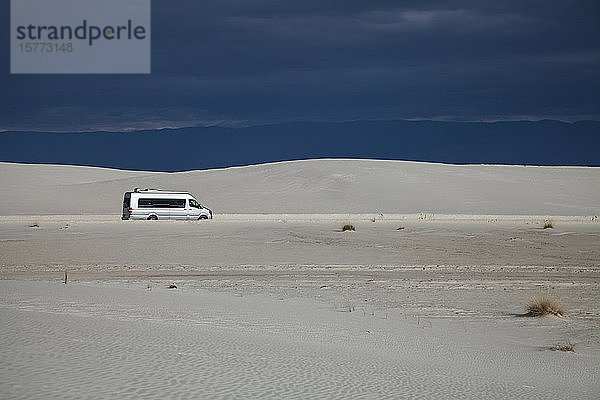 Van fährt durch das White Sands National Monument; Alamogordo  New Mexico  Vereinigte Staaten von Amerika