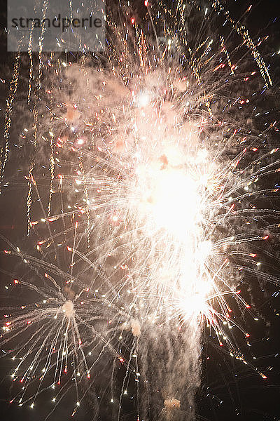 Blick auf ein Feuerwerk  das am Himmel glitzert.