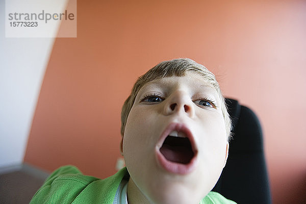 Blick auf einen Jungen  der ein lustiges Gesicht macht.