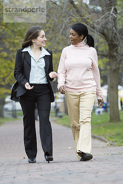 Blick auf Frauen  die gemeinsam auf einer Straße gehen.