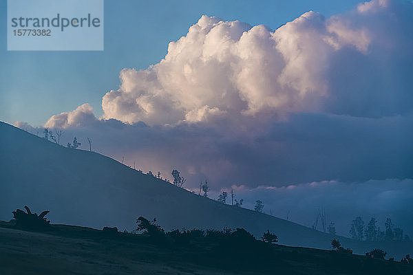 Blick vom Rand des Ijen-Vulkankraters  Ost-Java  Java  Indonesien