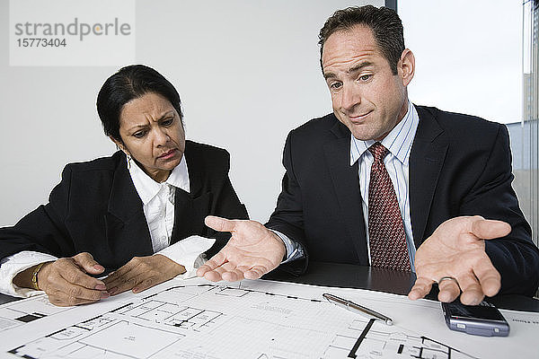Blick auf einen Architekten im Gespräch mit einer Geschäftsfrau.