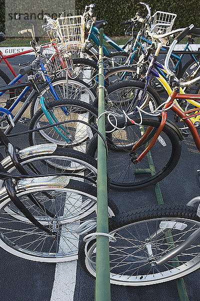 Hochformatige Ansicht von Fahrrädern  die auf einem Parkplatz abgestellt sind
