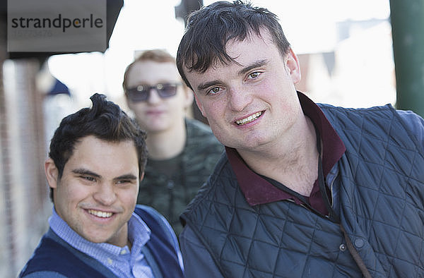 Mann aus dem Nahen Osten mit Down-Syndrom und zwei Freunden  die beide eine Lernbehinderung haben
