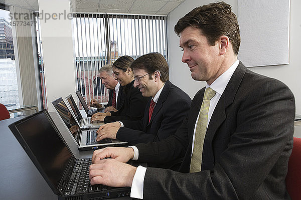 Blick auf Geschäftsleute bei der Arbeit in einem Büro.